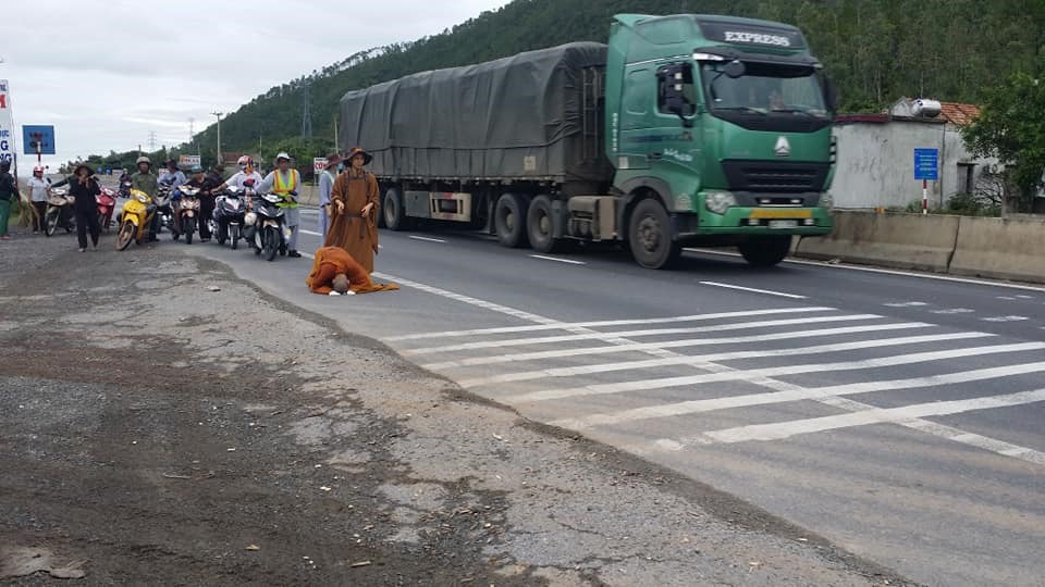 Hai nhà sư “tam bộ nhất bái” từ Cà Mau ra Quảng Ninh