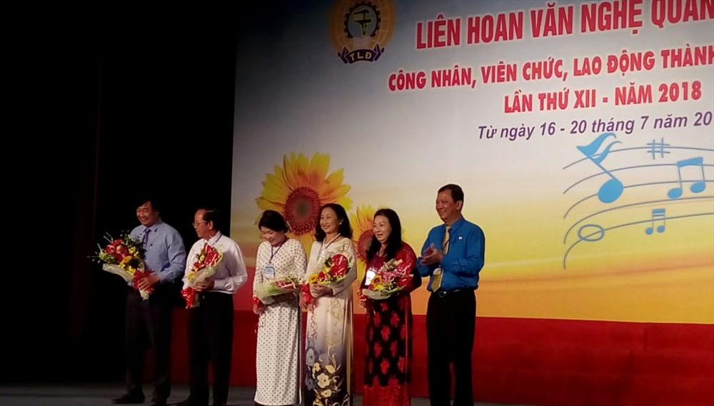 Ban tổ chức trao hoa cho Ban giám khảo