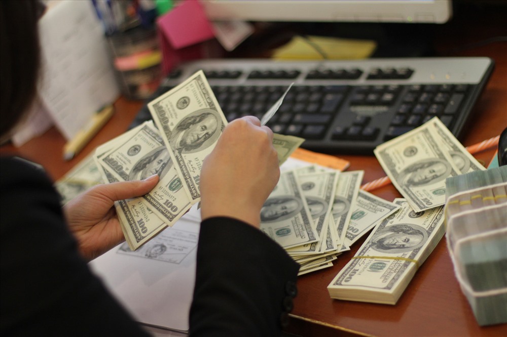 Giá USD tự do tăng mạnh cuối tuần qua. Ảnh: HẢI NGUYỄN