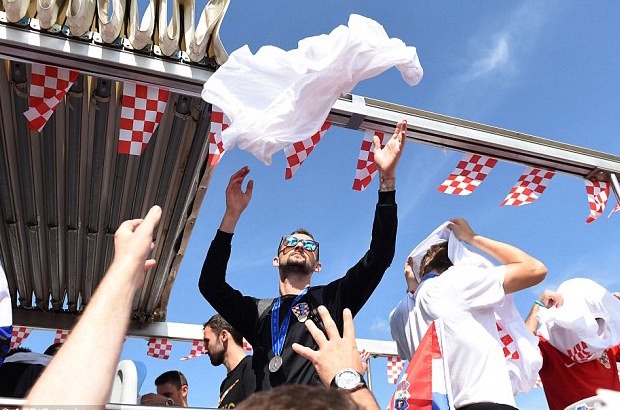 Những người hùng về nhì Croatia được chào đón như nhà vô địch - Ảnh 4.