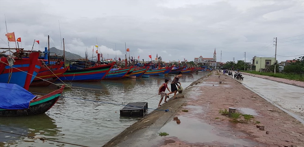 Công tác kêu gọi tàu thuyền về bến neo đậu để tránh bão đang được các lực lượng chức năng triển khai