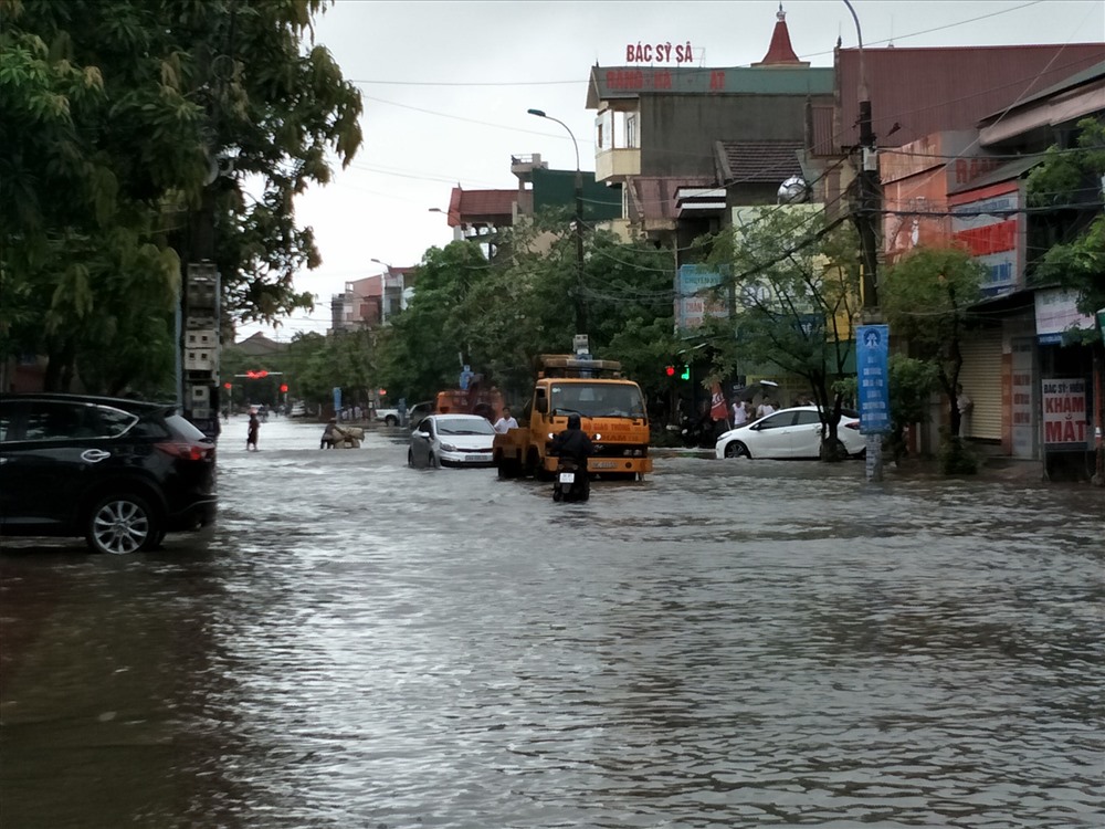 Mưa lớn làm người dân ở khu vục thành phố khắc khổ..