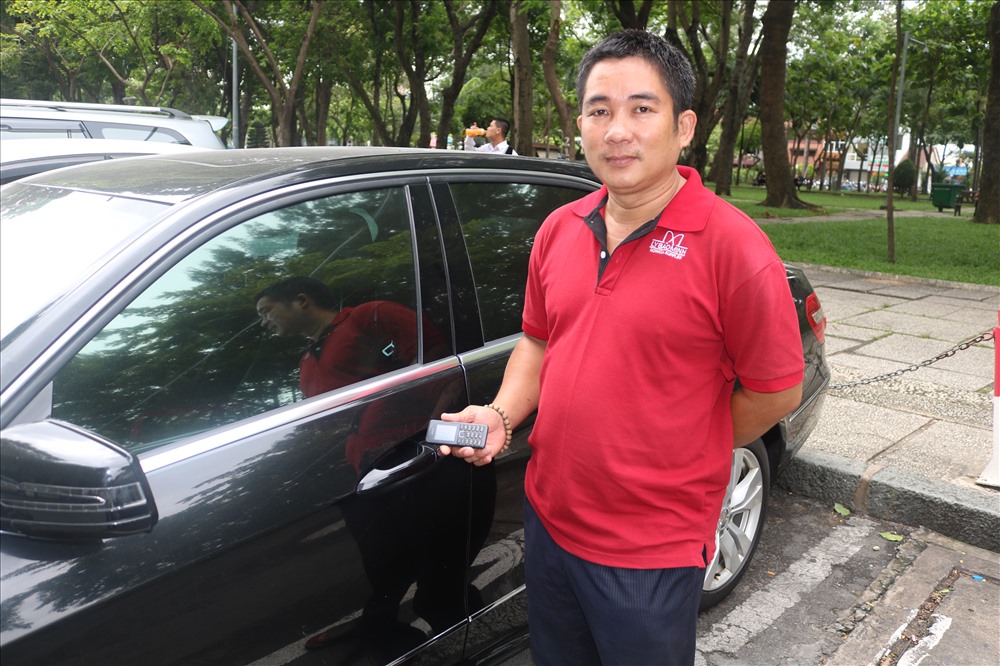 Anh Nguyễn Văn Bình đang dùng điện thoại thông thường nên không thể cài đặt ứng dụng thu phí qua điện thoại (My Parking)