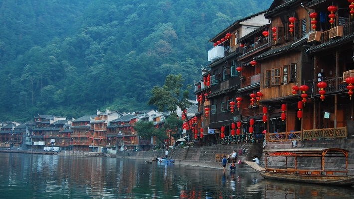 Phượng Hoàng Cổ Trấn bình yên đến lạ (nguồn ảnh: Ivivu)