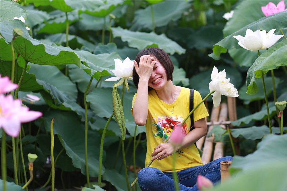 Vui đùa bên hoa. Ảnh. Đỗ Thảo