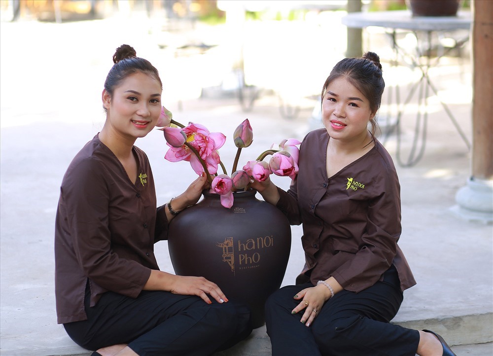 Những cô gái Hà Nội phố mộc mạc mà xinh đẹp. Ảnh. Hoàng Huế