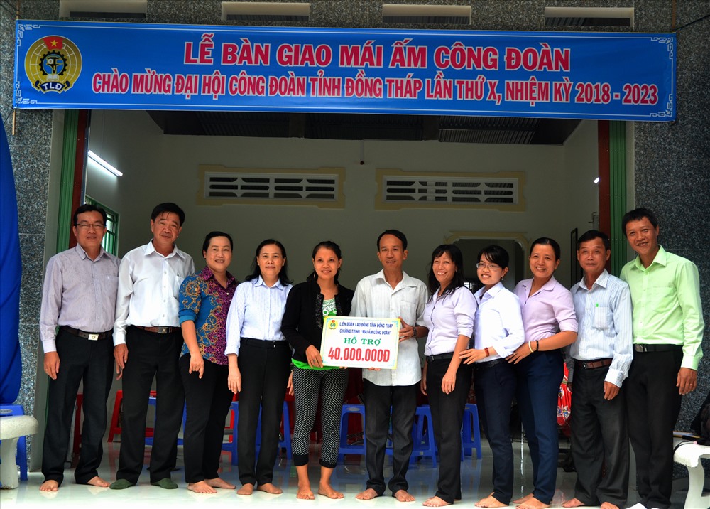 Phó Chủ tịch LĐLĐ Đồng Tháp Đặng Thị Kim Đang (thứ 4, trái sang) trao MÂCĐ cho đoàn viên thuộc LĐLĐ huyện Lấp Vò. Ảnh: Lục Tùng.