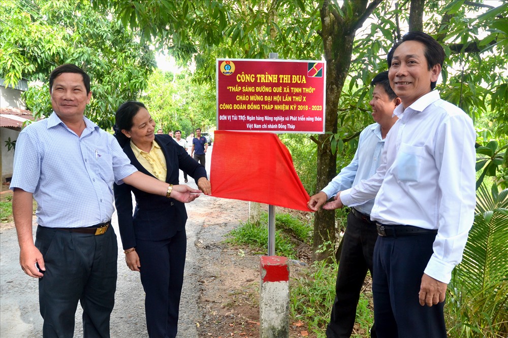 Bà Nguyễn Thị Thu Ba (thứ 2, trái sang) - Phó chủ tịch LĐLĐ Đồng Tháp trong lễ khánh thành công trình đèn thắp sáng nông thôn chào mừng Đại hội X Công đoàn Đồng Tháp. Ảnh: Lục Tùng.