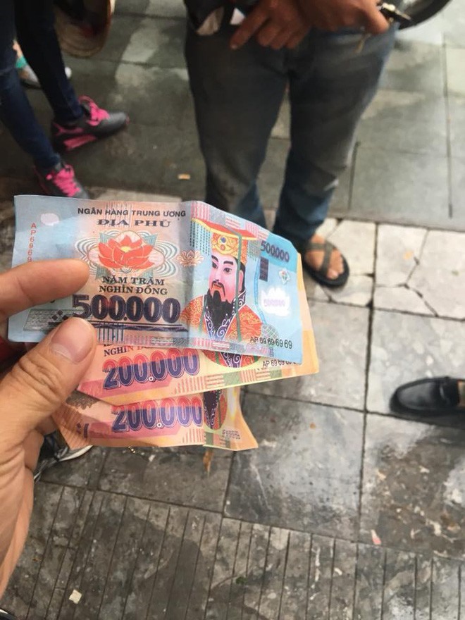 Ba tờ tiền mà hai vị khách nước ngoài được trả lại. Ảnh: Facebook.
