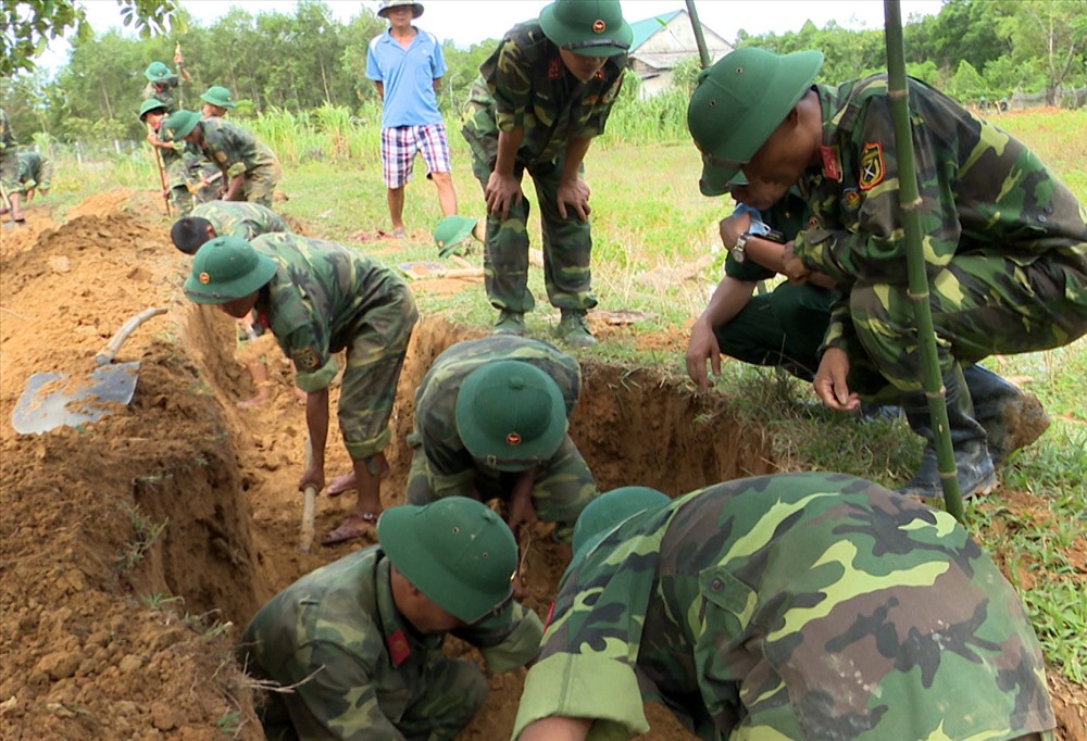 Đội tìm kiếm hài cốt liệt sĩ của Sư đoàn 968 đang mở rộng phạm vi tìm kiếm hài cốt ở thôn Nghĩa Hy. Ảnh: Anh Vũ.