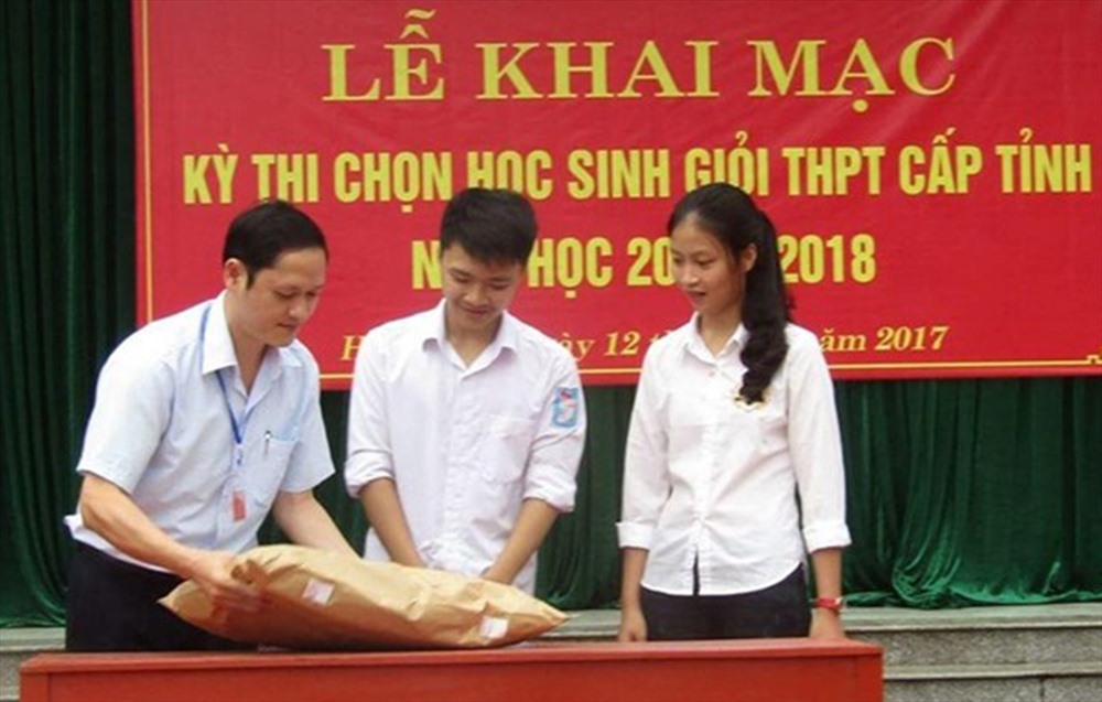 Ông Vũ Trọng Lương (ngoài cùng bên trái) - Phó Trưởng phòng Khảo thí và Quản lý chất lượng, Sở GDĐT tỉnh Hà Giang - trong một hoạt động của kỳ thi học sinh giỏi tỉnh Hà Giang. Ảnh: P.V