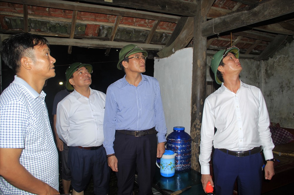 Lãnh đạo huyện Nghi Xuân(Hà Tĩnh) kịp thời có mặt kiểm tra thiệt hại và thăm hỏi động viên người dân