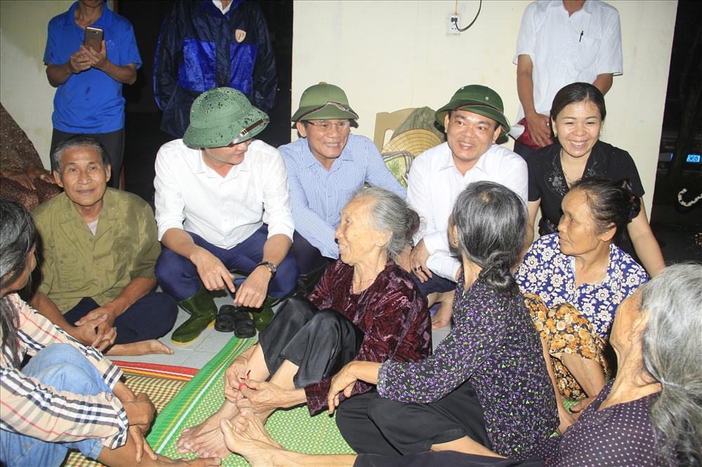 Lãnh đạo huyện Nghi Xuân(Hà Tĩnh) kịp thời có mặt kiểm tra thiệt hại và thăm hỏi động viên người dân