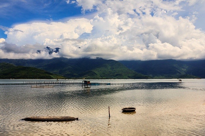 Đầm Lập An là đầm nước lợ lớn ở xứ Huế nằm ở Thị trấn Lăng Cô (nguồn ảnh: Mytour)