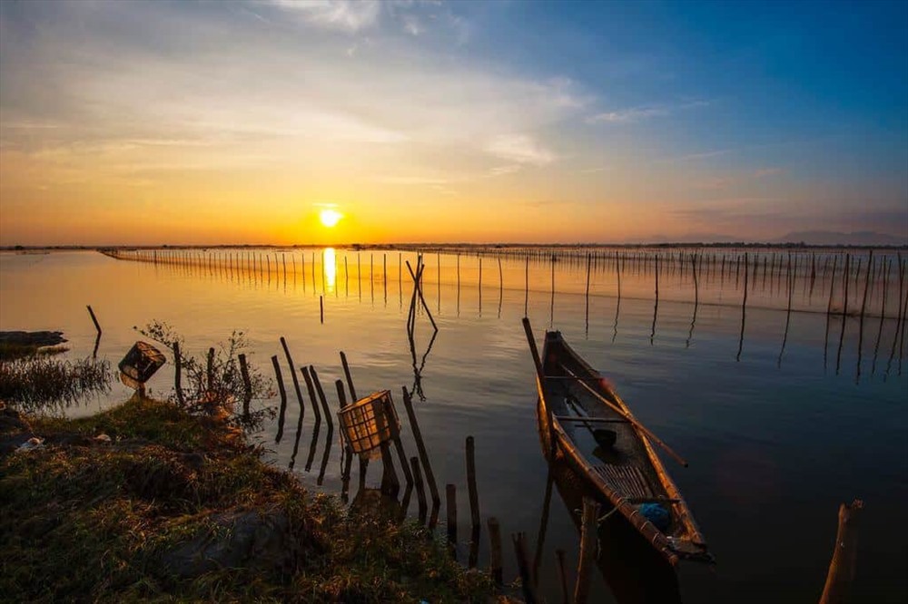 Phá Tam Giang có một vẻ đẹp rất hoang sơ nhưng vẫn rất thơ mộng làm say đắm lòng người (nguồn ảnh: Traveloka)