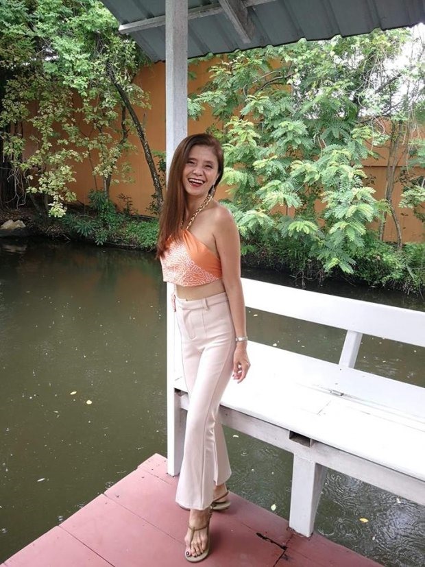 Mặc dù đã có tuổi nhưng bà không khác gì những cô nàng hiện đại thời nay