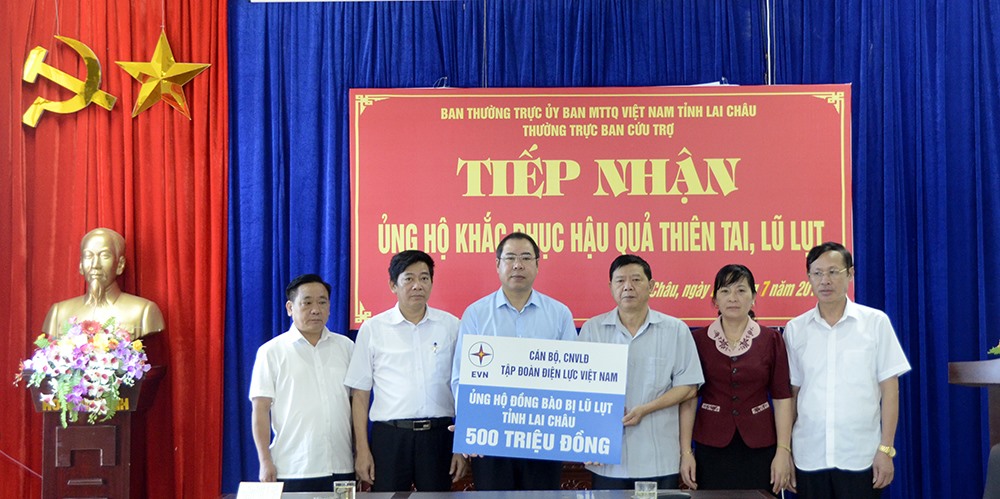 Đoàn công tác tới thăm hỏi, động viên bà con nhân dân bị thiệt hại do mưa lũ tại tỉnh Lai Châu. Ảnh: Đ.L