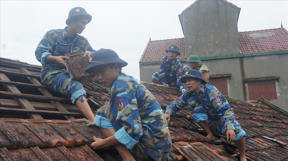 hình ảnh giúp dân của lực lượng vũ trang và các lực lượng của địa phương