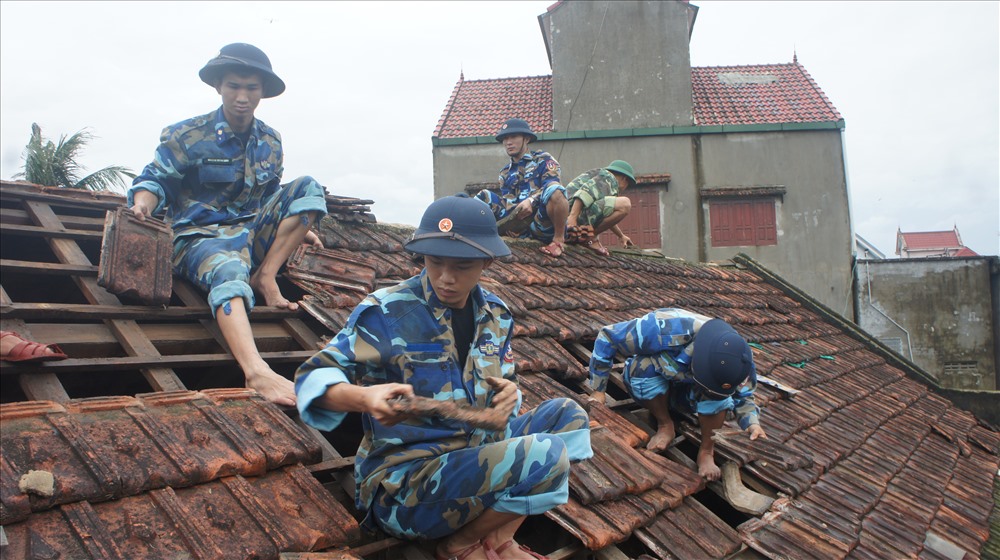 hình ảnh giúp dân của lực lượng vũ trang và các lực lượng của địa phương