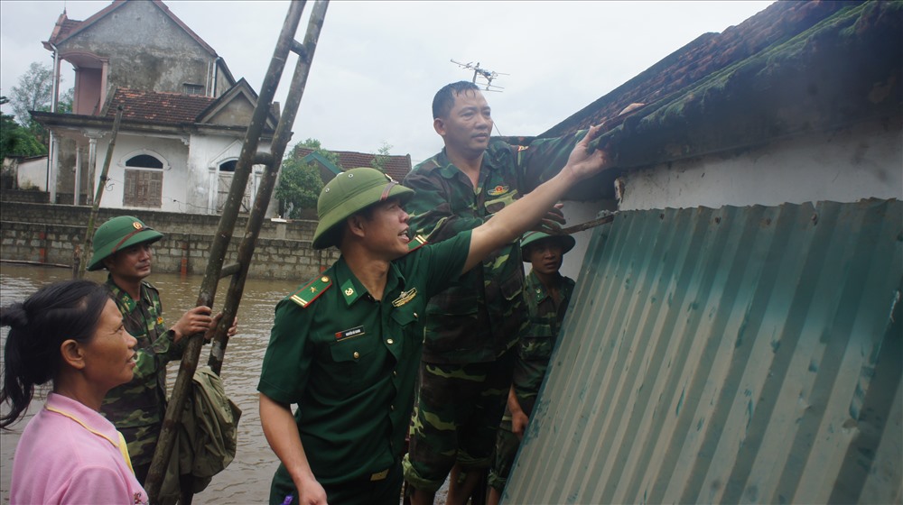 hình ảnh giúp dân của lực lượng vũ trang và các lực lượng của địa phương