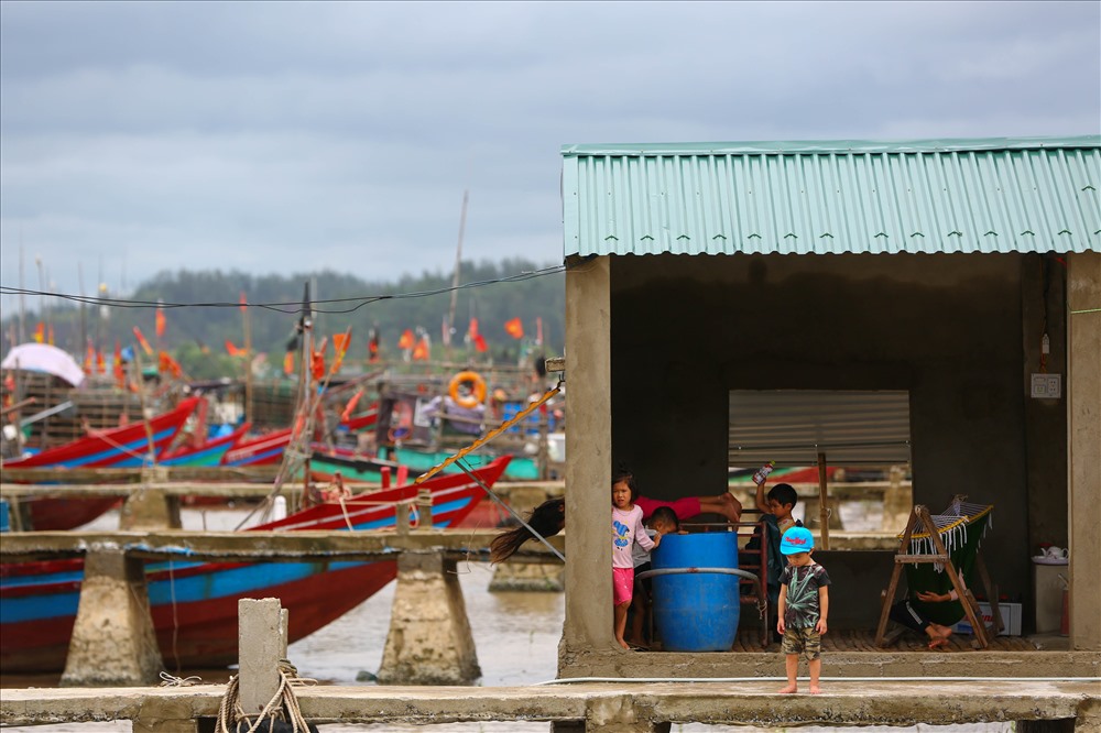 Suốt hai ngày, mọi sinh hoạt của những ngư dân nơi đây đều được thực hiện trên những chiếc thuyền.