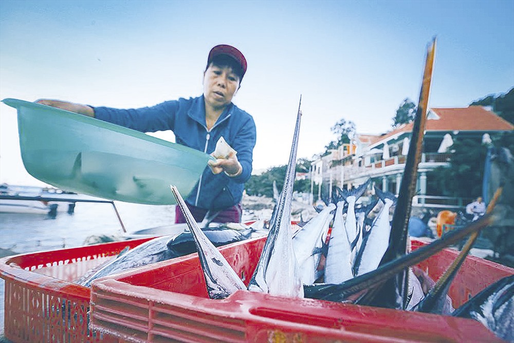 Sống giữa biển trời, người dân nơi đây cũng hào phóng, cởi mở với bất kì vị khách nào. Ảnh: LÊ TUẤN