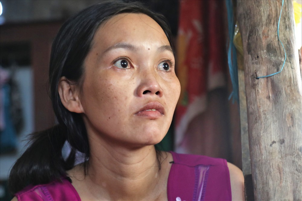 Khuôn mặt thất thần vì sợ của chị Ly dù sự việc đã xảy ra hơn 1 ngày. Ảnh: Trường Sơn