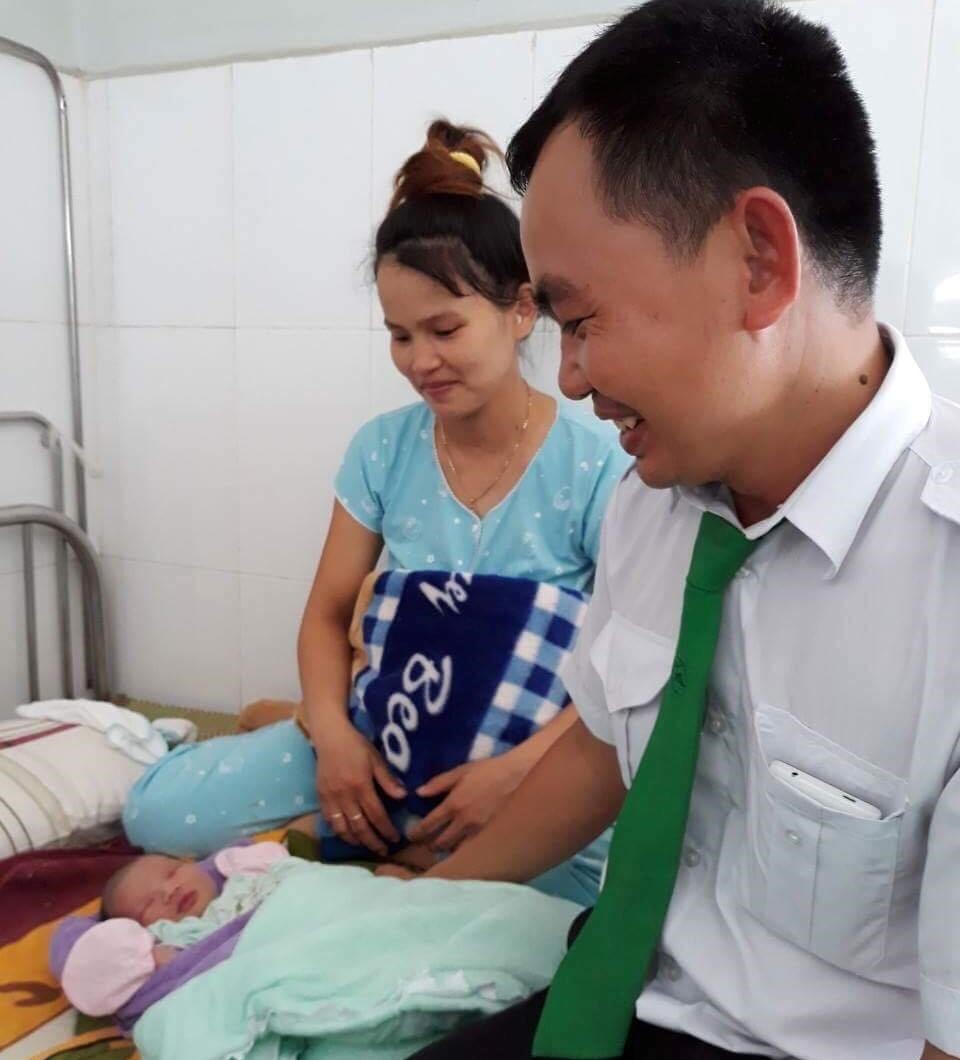 Anh Thương thăm mẹ con chị Ly tại bệnh viện. Ảnh: C.Đ