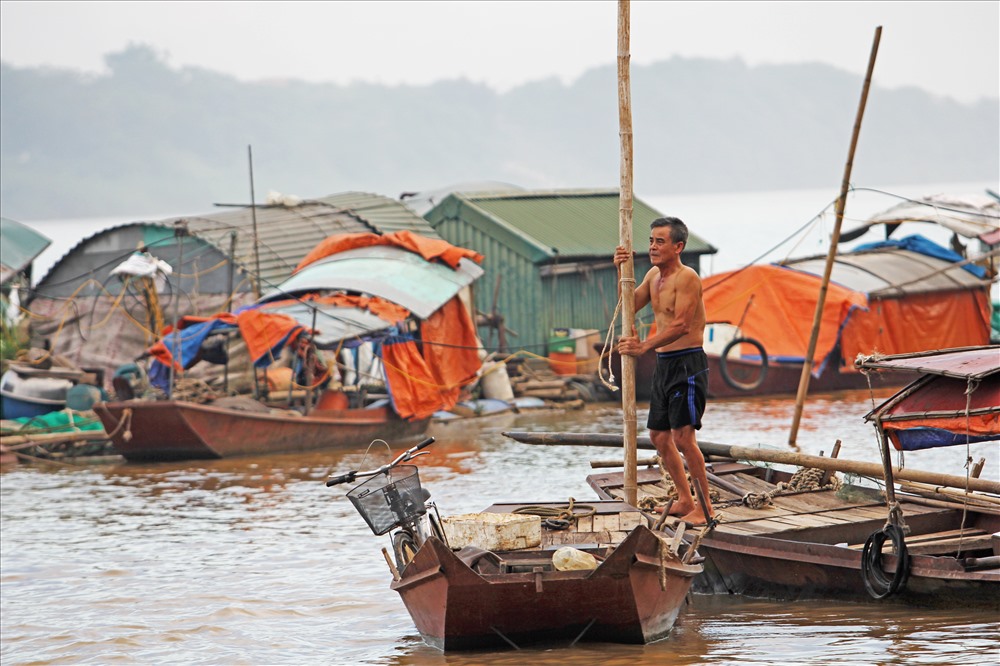 Khu vực Thúy Lĩnh bờ sông thoải dài, độ sâu không lớn nên từ lâu trở thành nơi tập bơi cho các cháu nhỏ. Theo những người sống ở khu vực này, lâu nay cứ mỗi dịp hè vào ngày nóng nơi đây lại đông vui nhộn nhịp.