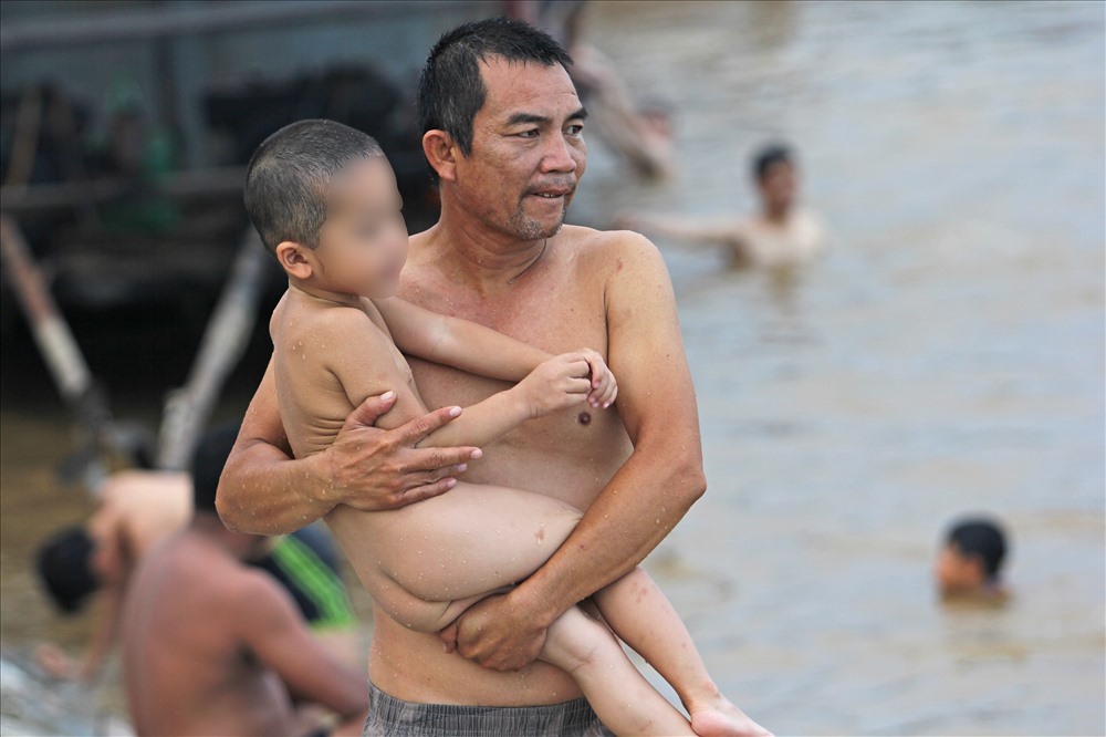 Nhiều người chọn khu vực sông này làm điểm học bơi cho con, thay vì vào các bể bơi trong nhà.