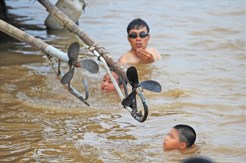 Dù luôn có người lớn kèm cặp, nhưng nhiều nguy hiểm vẫn tiềm ẩn. Đặc biệt khi tàu thuyền vẫn qua lại khu vực này thường xuyên.