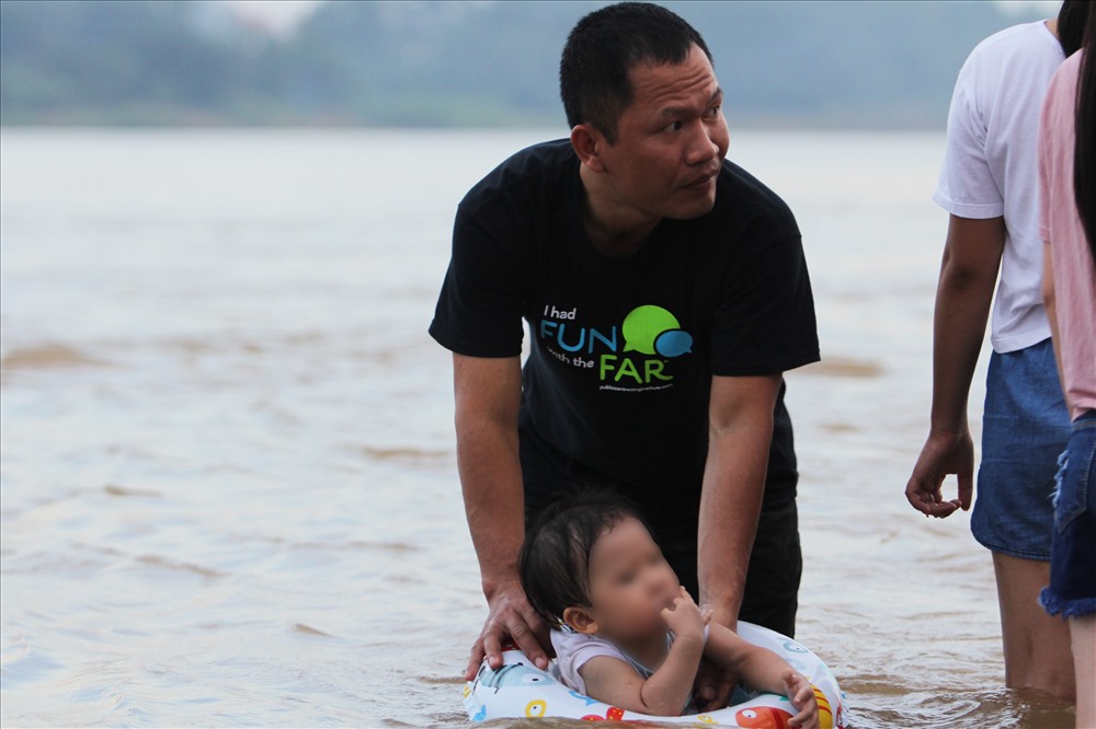 Trẻ nhỏ được trang bị phao và bố mẹ luôn theo sát bên cạnh.