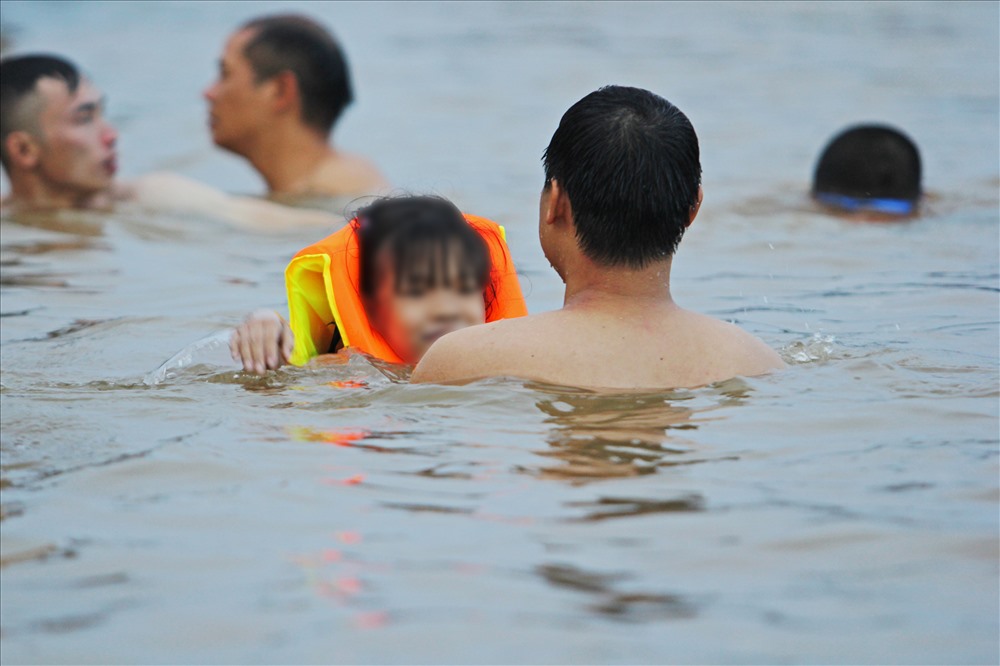 “Mọi người ra đây tắm mấy năm nay rồi, nhiều nhất là vào những ngày cuối tuần. Mọi người cũng chỉ tắm ở những vùng nước không quá sâu, tự trang bị cho mình áo phao để bảo vệ” anh Cao Văn Thịnh (Thúy Lĩnh, Hoàng Mai, Hà Nội) chia sẻ.