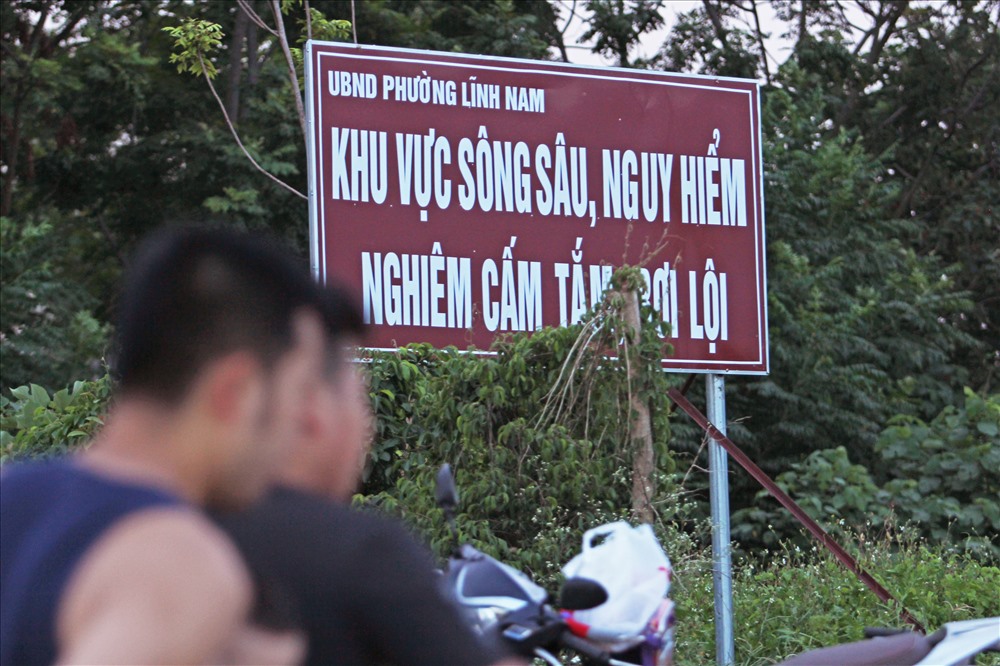 Trên đường dãn xuống bến đò, có 2 biển báo rất lớn với nội dung “Khu vục sông sâu, nguy hiểm. Nghiêm cấm tắm,bơi lội“. Tuy nhiên, chẳng mấy ai quan tâm đến biển báo này.