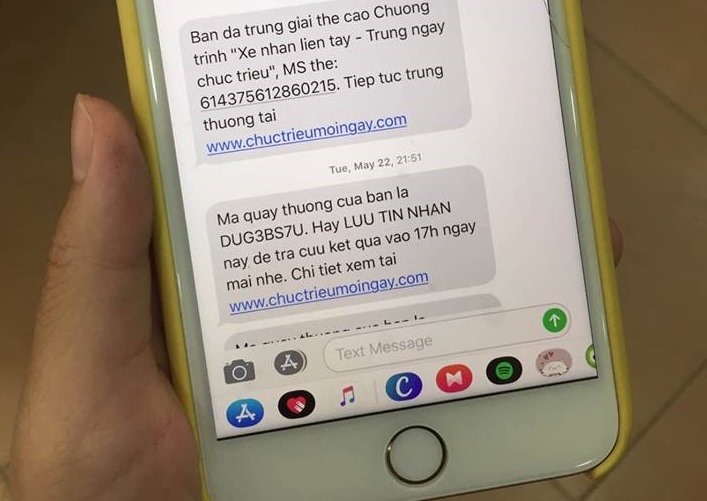 Một khách hàng trúng thưởng thẻ cào điện thoại mệnh giá 50 nghìn