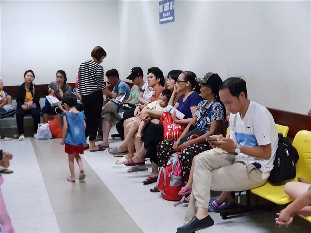 Người nhà BN chờ tại hành lang khoa Khám bệnh. Ảnh: T.Linh