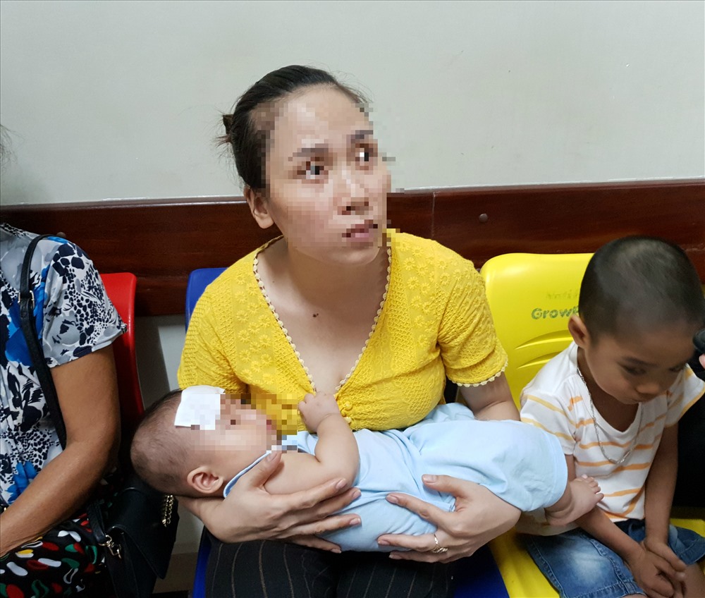 Một bệnh nhi bị sốt tại Khoa Khám bệnh 2. Ảnh: T.linh
