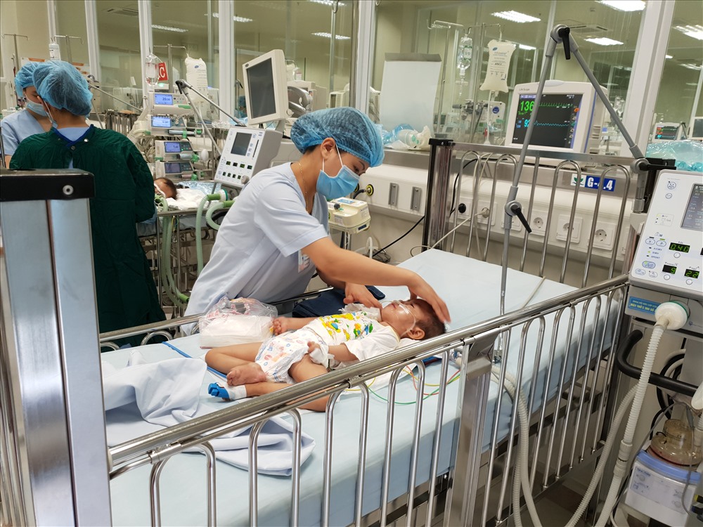 Một bệnh nhi được chăm sóc tại khoa HSTC. Ảnh: T.Linh