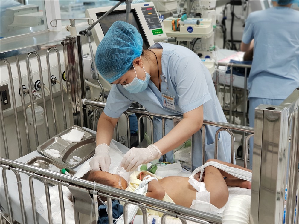 Bệnh nhi đang được điều trị tại khoa HSTC. Ảnh: T.Linh