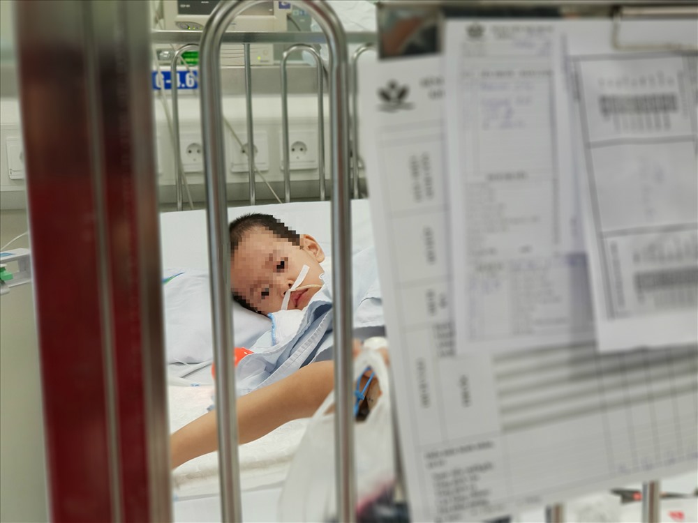 Một bệnh nhi buồn bã nằm tại khoa HSTC. Ảnh: T.Linh