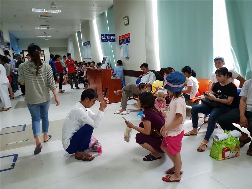 Người nhà bệnh nhân khổ sở phải tránh nóng trong các hành lang Bệnh viện Nhi T.Ư (Hà Nội). Ảnh: THÙY LINH