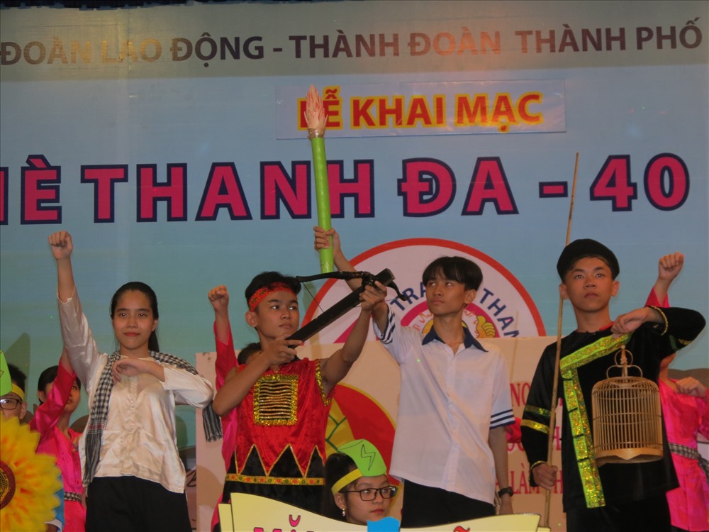 Thể hiện các nhân vật lịch sử trên sân khấu. Từ trái qua: Chị Võ Thị Sáu, Kpa Kơ lơng, Lê Văn Tám, Kim Đồng