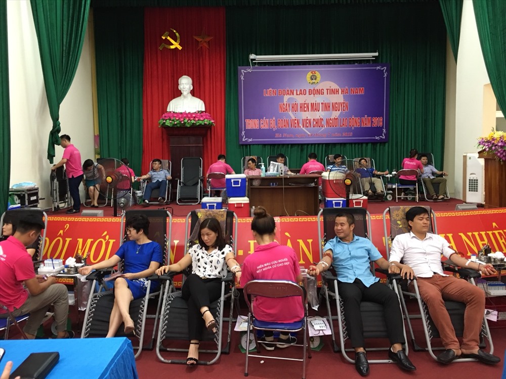 Quang cảnh cán bộ, đoàn viên tham gia hiến máu tại hội trường.