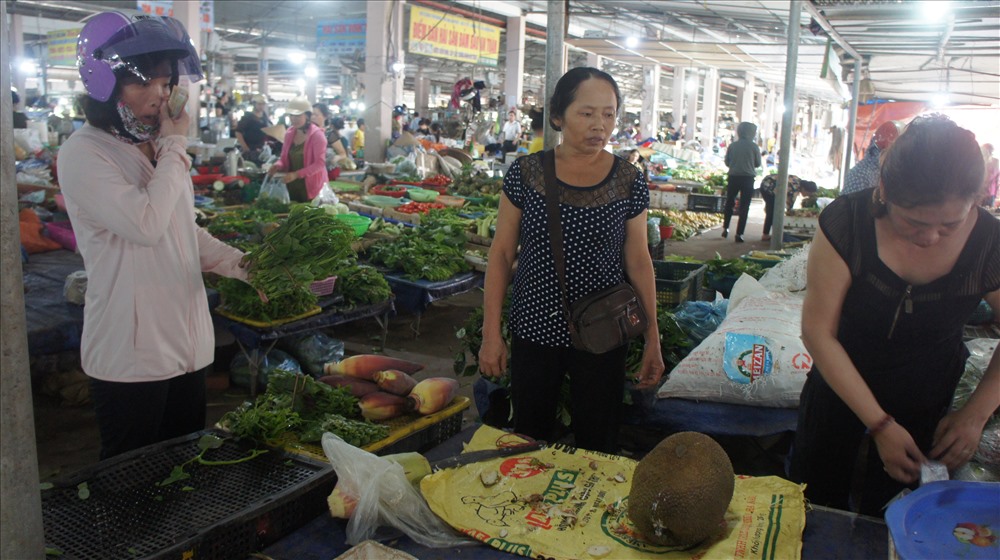 người mua hàng mặc cả vì giá rau tăng cao
