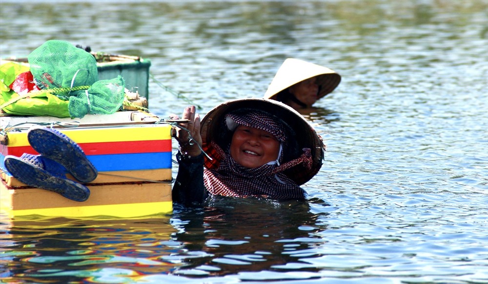 Tuy mệt và lạnh nhưng họ luôn nở nụ cười.