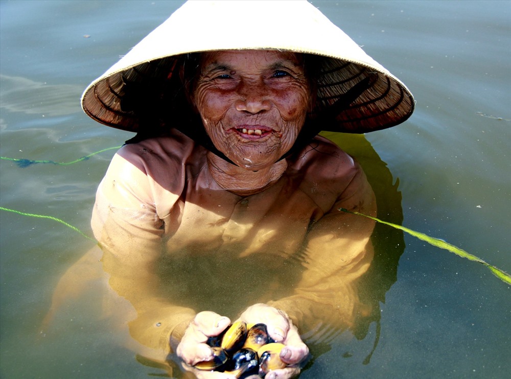 Một cụ bà tỏ ra rất vui mừng khi nơi mình đang đứng có rất nhiều trìa.