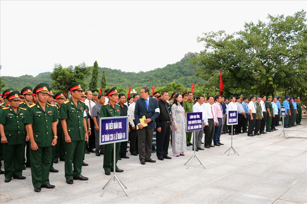 Buổi lễ cải táng diễn ra trong không khí trang trọng với sự hiện diện của đại diện Tỉnh ủy, HĐND, UBND, UBMTTQVN tỉnh An Giang và đại diện Quân khu IX... Ảnh: Lục Tùng.