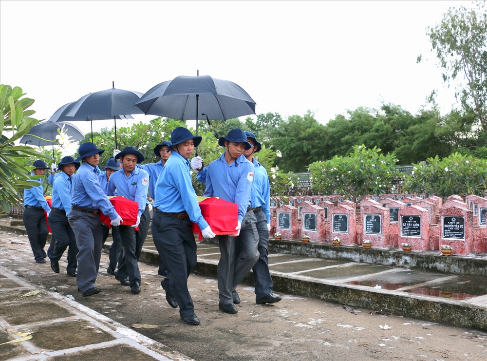 Cải táng hài cốt liệt sĩ tại Nghĩa trang Dốc Bà Đắc. Ảnh: Lục Tùng.