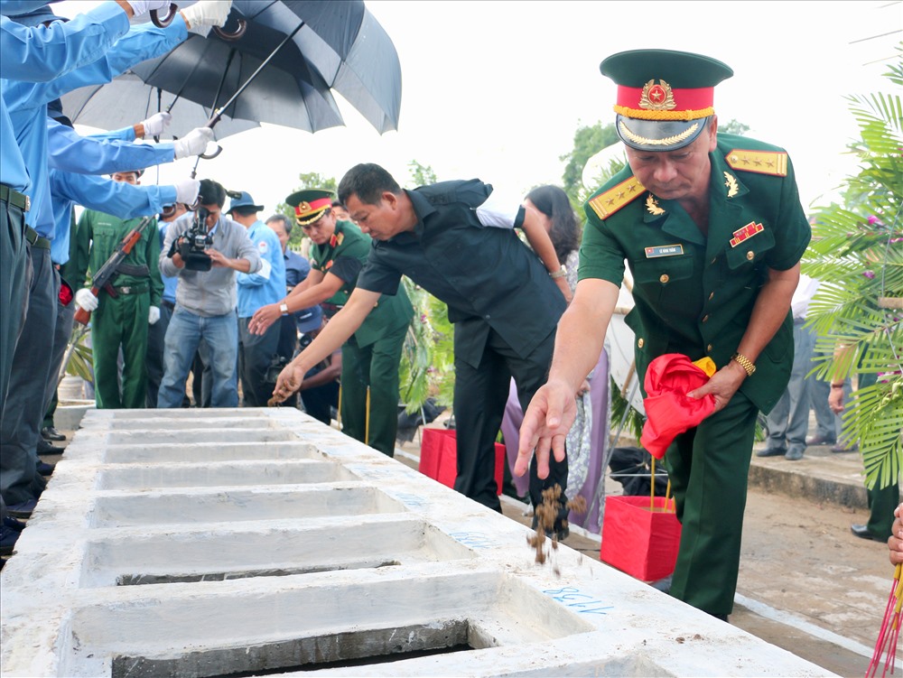 Các đồng chí lãnh đạo đến thắp hương cho các hài cốt liệt sĩ trước khi hòa vào lòng đất mẹ. Ảnh: Lục Tùng.