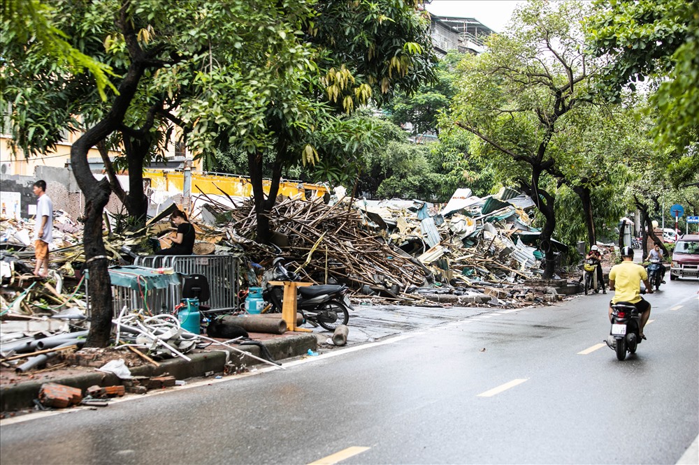 Việc đi lại qua con đường này tuy nhìn có vẻ an toàn nhưng không ai biết được những nguy hiểm tiềm ẩn từ “núi” phế liệu kia